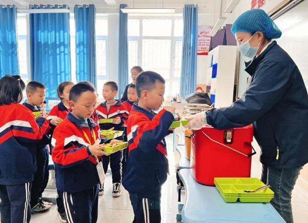 智能化“中央厨房”集中供餐 石河子首批近700名学生乐享营养午餐